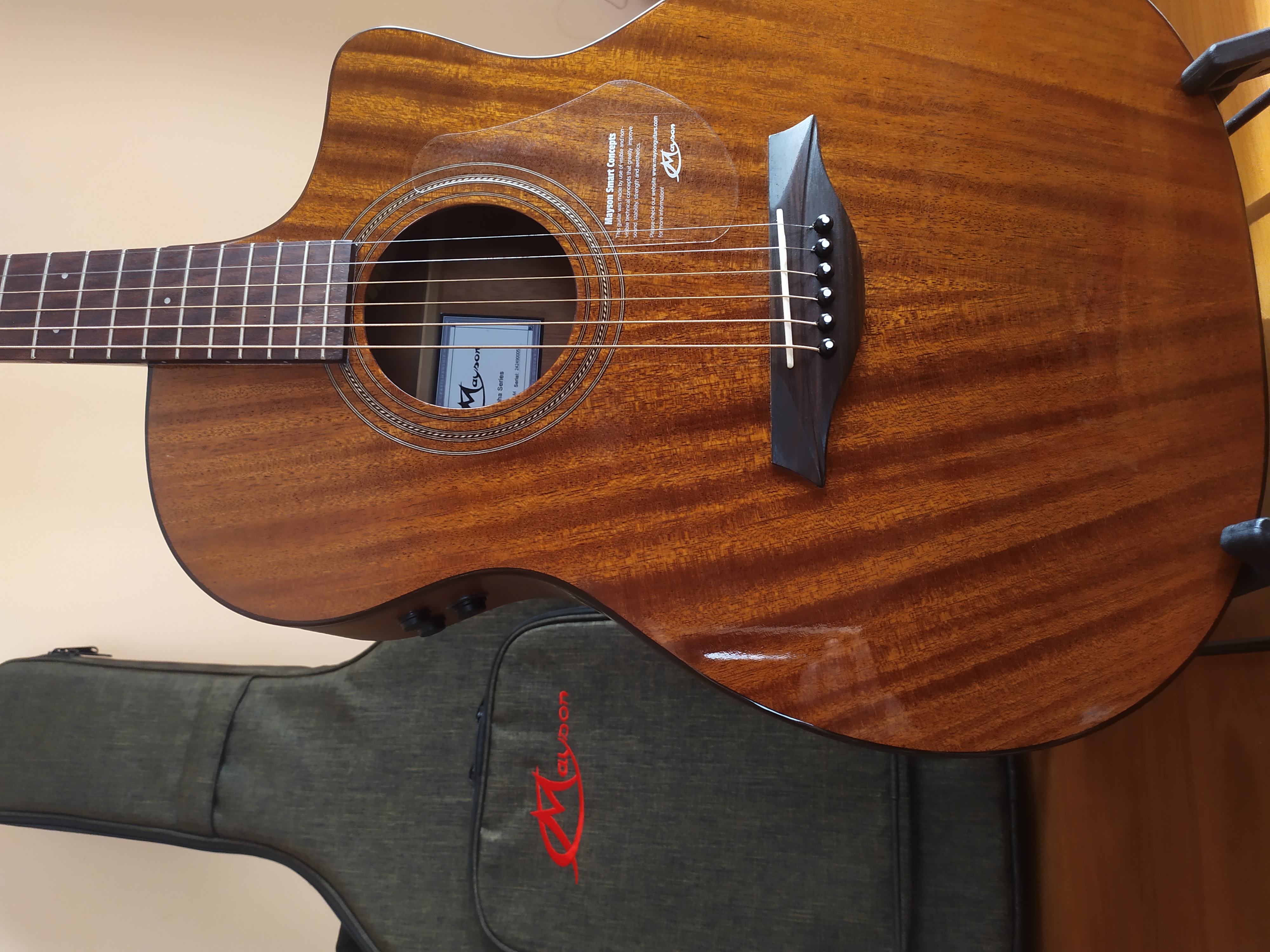 Chitarra Mayson Mogano massello inusata