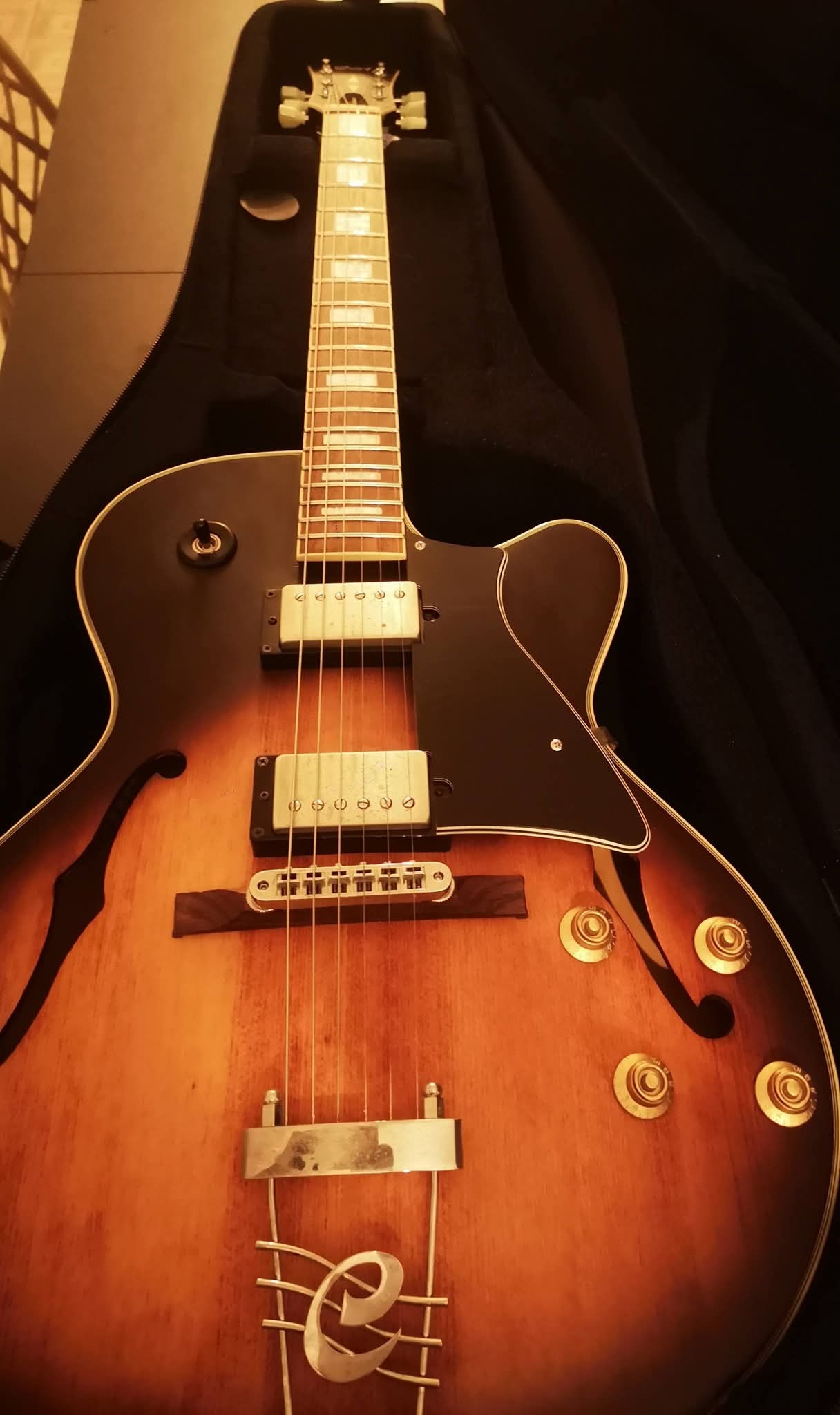 CHITARRA SEMIACUSTICA JAZZ 