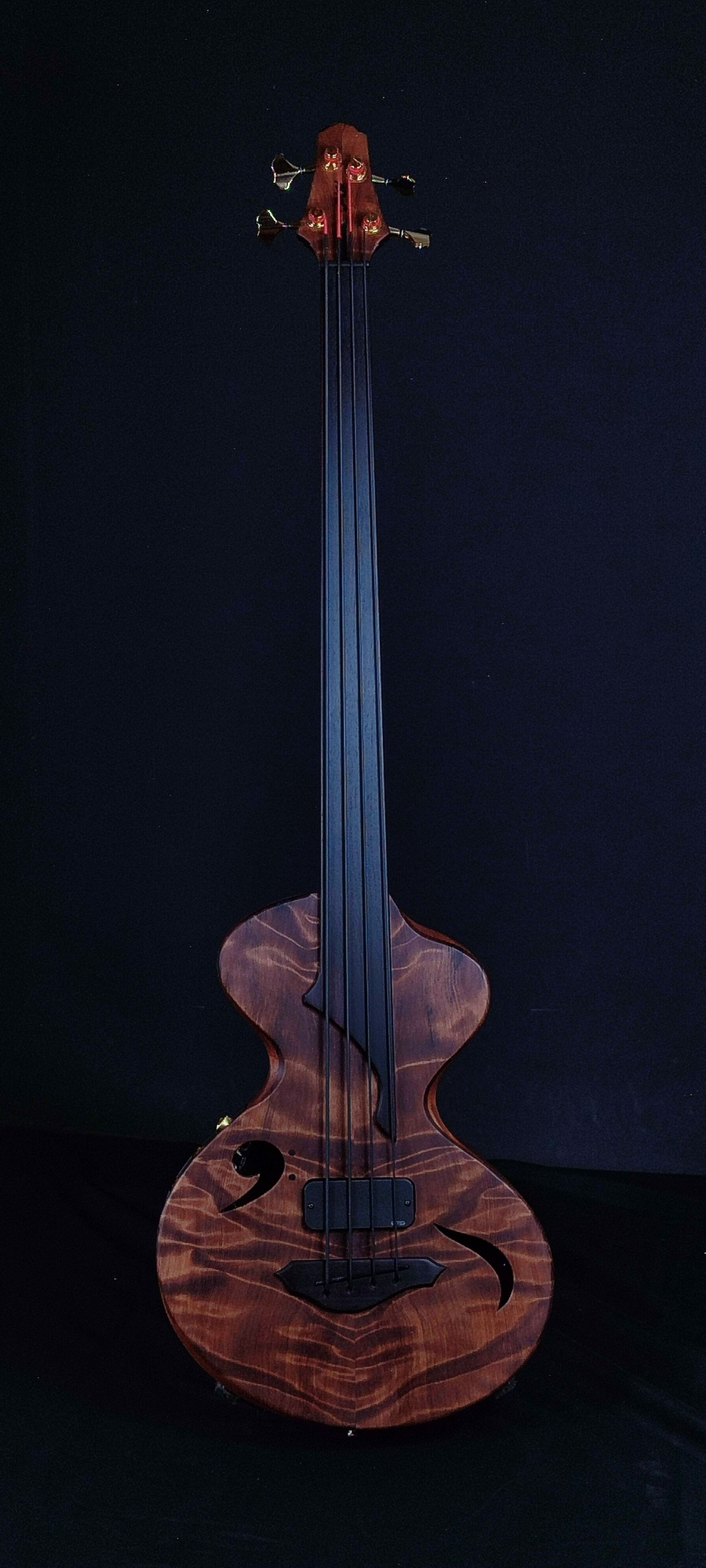Basso semiacustico Baiful 4 corde Fretless 
